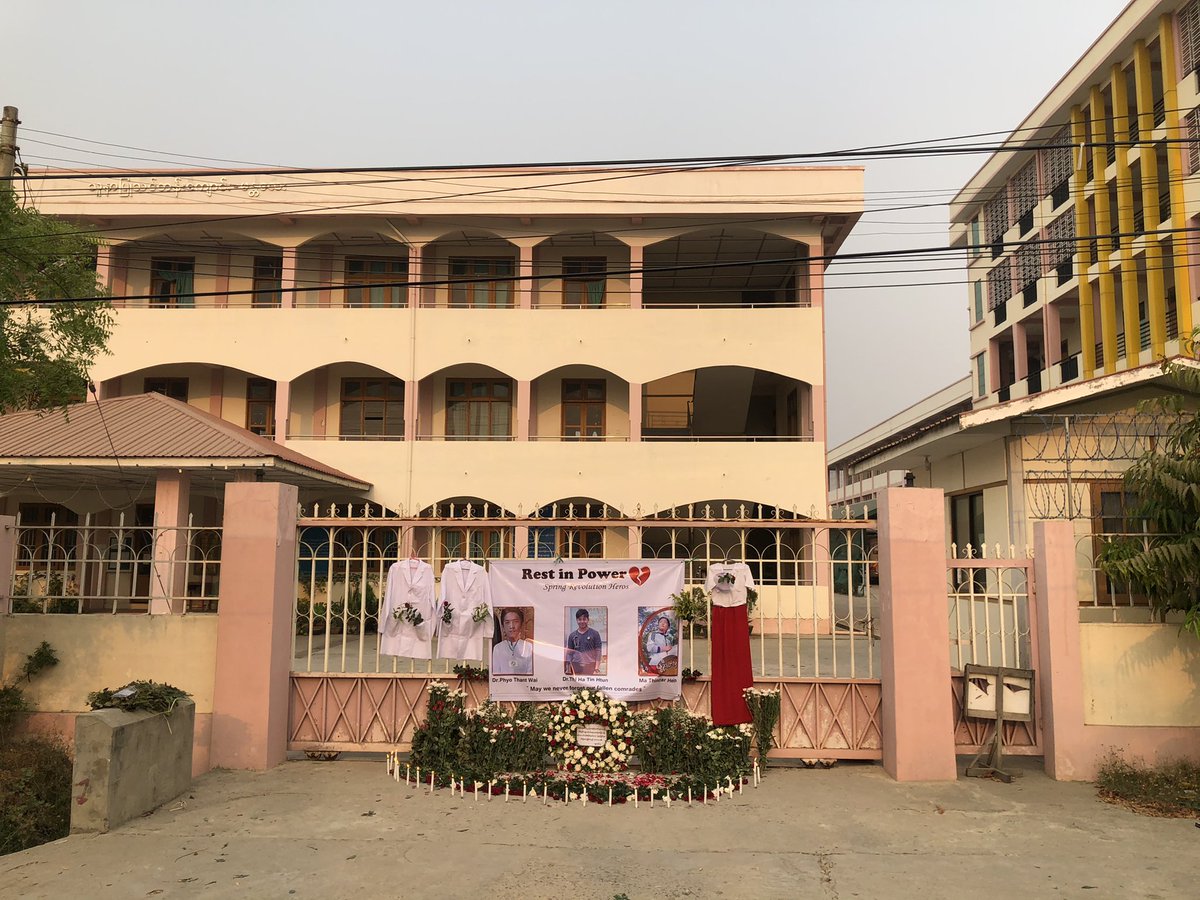 အကြမ်းဖက်နာဇီဖက်ဆစ်အုပ်စု​၏ လက်ချက်ဖြင့် ကျဆုံးသွားသော ဆေးတက္ကသိုလ်၊ မန္တလေးဆင်း Dr ဖြိုးသန့်ဝေ၊ Dr သီဟတင်ထွန်းနှင့် မုံရွာသူနာပြု/သားဖွားသင်တန်းကျောင်းသူ မသဉ္ဇာဟိန်း တို့အား ဂုဏ်ပြုအောက်မေ့ခြင်းအခမ်းအနား (၃၀-၃-၂၀၂၁ - မန္တလေး)

#medical_family_mandalay
#AgainstMyanmarMilitaryCoup