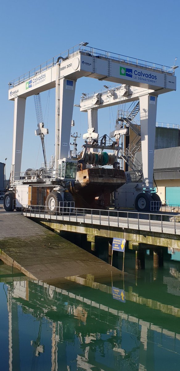 Delphinetyr's tweet photo. #EmploiMaritime 2021 #AvecPôleEmploi #Bayeux @CalvadosDep @CCICaen ⚓ Suite de l'exploration des installations portuaires de #PortEnBessin : l'élévateur à bateaux en action... https://t.co/Gs3Yeo0ZRv