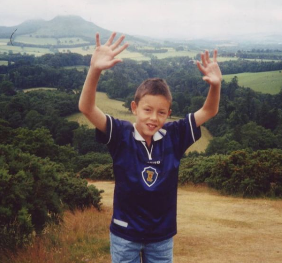 TheTartanScarf's tweet photo. I was so fortunate that in '98 my parents could afford to get me my first football shirt.
That feeling of seeing 🏴 play on TV & the tangible feeling of being part of it through that shirt forged an emotional bond to last a lifetime.
Many others aren't so lucky. #KitForKids https://t.co/jDOzV6KomG