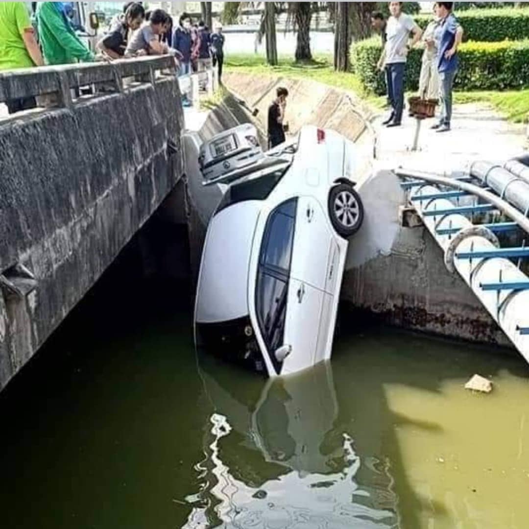 stevekaposi's tweet photo. How did you get down there? #Thailand

https://t.co/I8yBRYss9Q

#Bangkok #ThailandNews #SteveKThailand #TACSThailand #ThailandWatch #DiscoverThailand #Strange #AmazingThailand #roadaccidents #baddriving #RoadAccidentsThailand #ThaiCrazyAccidents #StupidDrivers #RoadFails #fails https://t.co/PWElE9SOzD