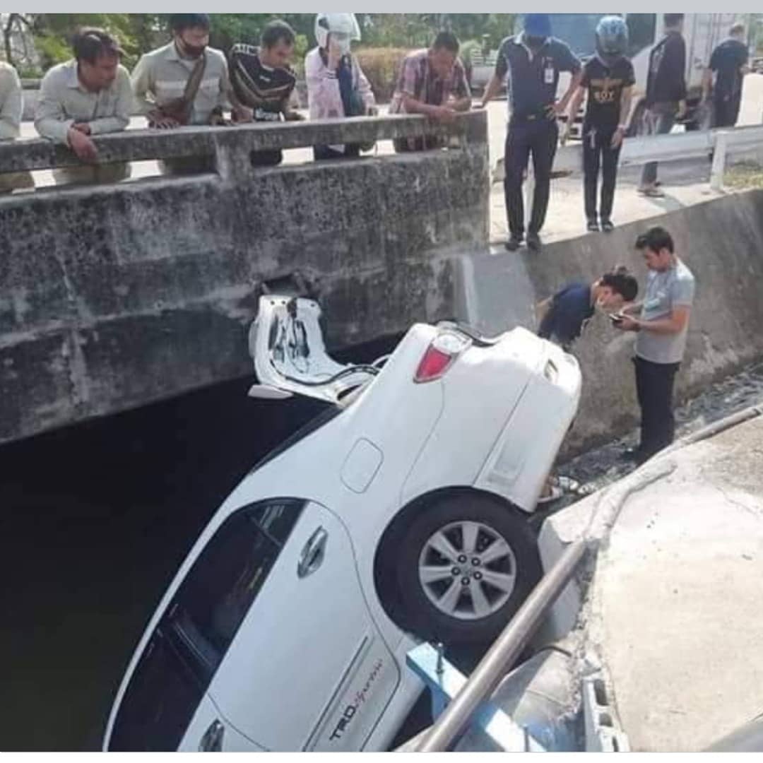 stevekaposi's tweet photo. How did you get down there? #Thailand

https://t.co/I8yBRYss9Q

#Bangkok #ThailandNews #SteveKThailand #TACSThailand #ThailandWatch #DiscoverThailand #Strange #AmazingThailand #roadaccidents #baddriving #RoadAccidentsThailand #ThaiCrazyAccidents #StupidDrivers #RoadFails #fails https://t.co/PWElE9SOzD