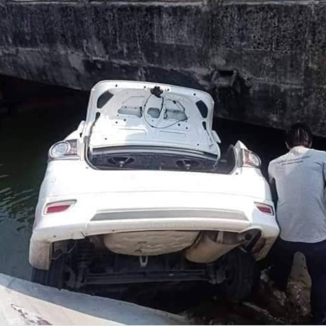 stevekaposi's tweet photo. How did you get down there? #Thailand

https://t.co/I8yBRYss9Q

#Bangkok #ThailandNews #SteveKThailand #TACSThailand #ThailandWatch #DiscoverThailand #Strange #AmazingThailand #roadaccidents #baddriving #RoadAccidentsThailand #ThaiCrazyAccidents #StupidDrivers #RoadFails #fails https://t.co/PWElE9SOzD