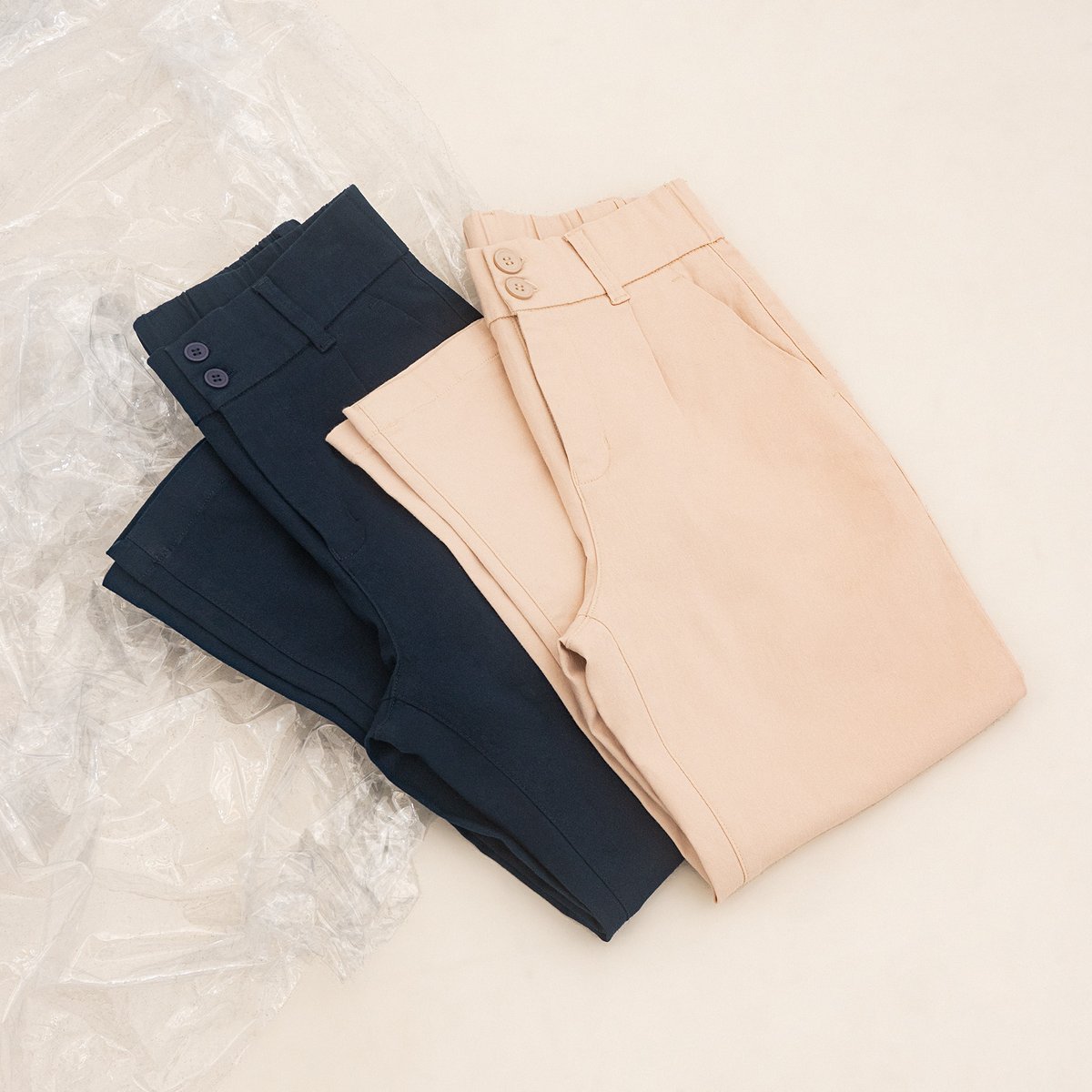 memo_fashion's tweet photo. Take both colors of these super stretchy and super comfortable bottoms to your closets! 😍
Check out our Out Of Office Collection for comfortable, relaxed, and versatile pieces for your #StayHomeStyle at https://t.co/7naMFk7P8n.
O.O.O. Stretch Trousers, P999
#MemoFashion https://t.co/pY7R6OHr8U
