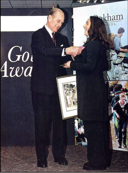 In 2000, Oakham School became the first institution to reach 1000 gold Duke of Edinburgh awards. To celebrate, the Duke himself came to present the 1000th gold award to pupil Selina Conboy. #SchoolFirsts #FromtheArchives