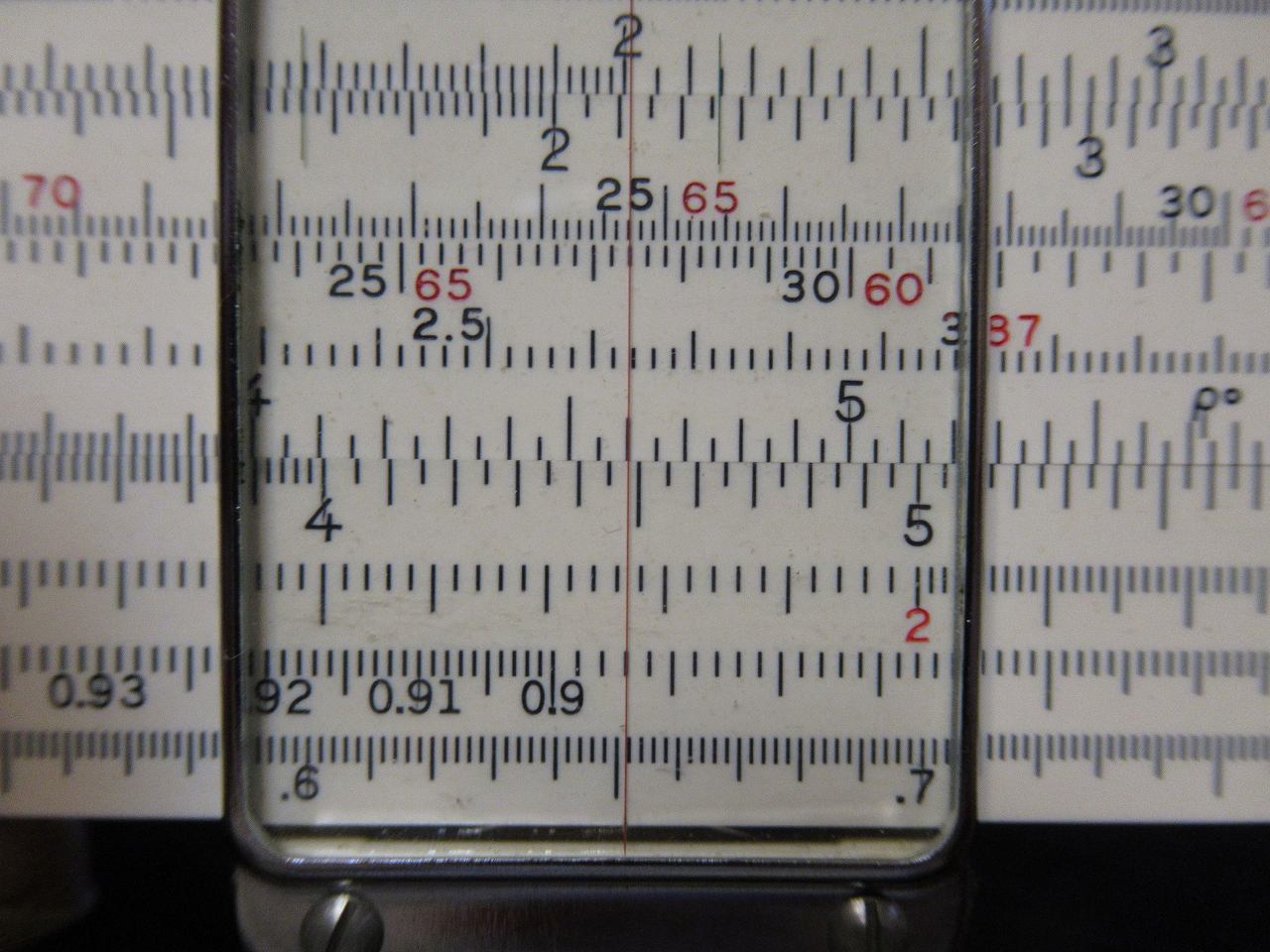 尻p 野尻抱介 目盛りを正しく読む技術は面白いよね ヘンミ計算尺はカーソル線 画面中央の赤い縦線 が目盛り線より細いので 目盛りとの位置関係が把握しやすい T Co G4gaondlqg Twitter