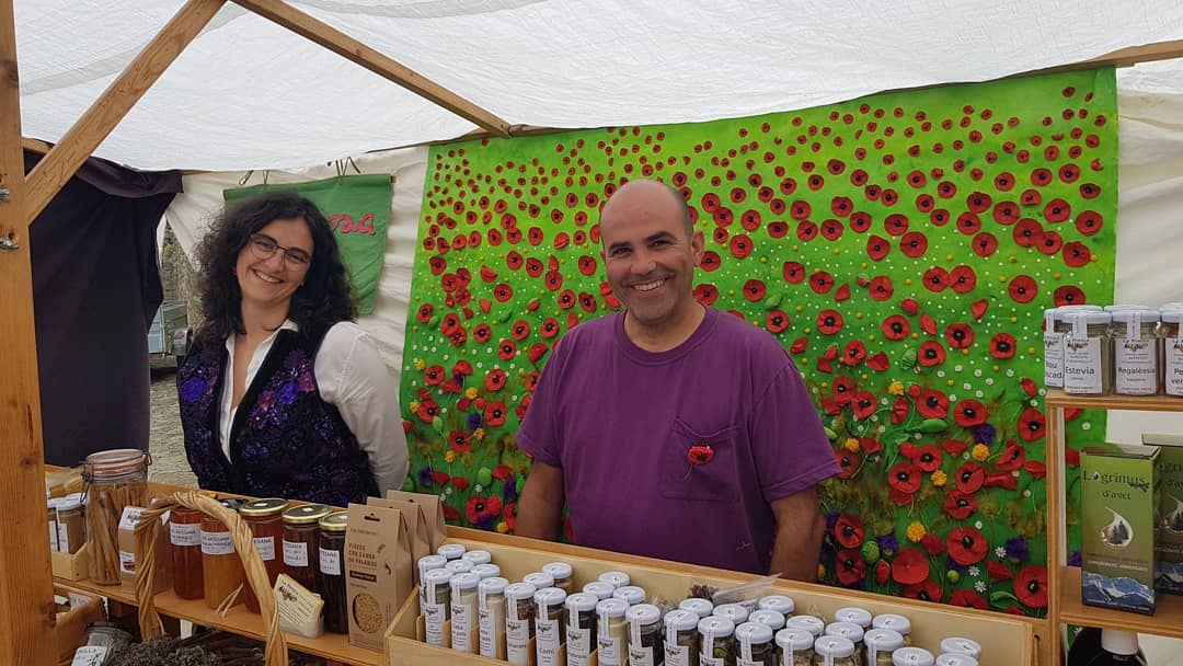 fessrural's tweet photo. La Clàudia i en Txeke són les impulsores del projecte #LaMimosa

🍃A la Mimosa es relacionen amb productes naturals, salvatges, espècies, artesania i remeis tradicionals, recollint i cultivant herbes, assecant-les i aconseguint productes d'una gran qualitat.

#FESShocórrer  🐢💨 https://t.co/IiSEK0Foaq