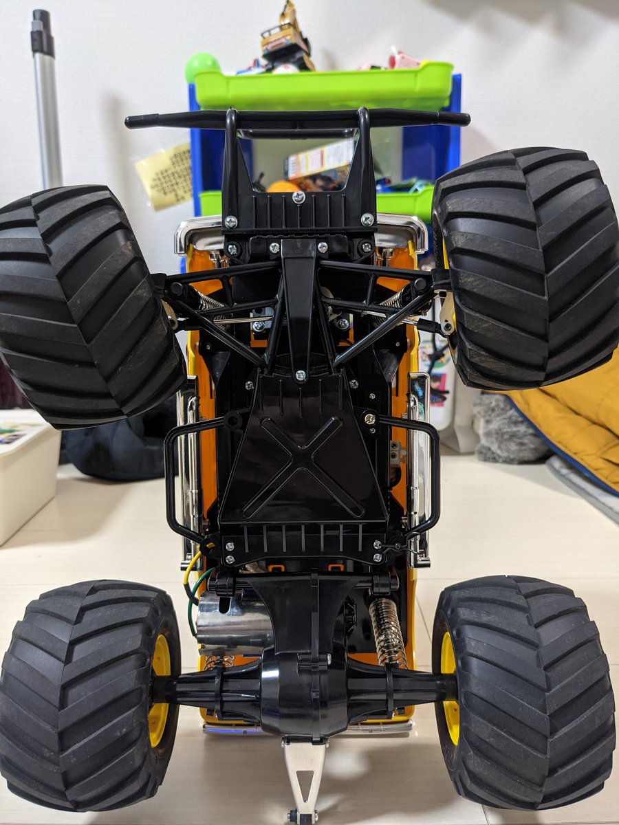 P P D على تويتر 切れ角 舵角 最初に走らせて思ったのがまず曲がらない スピード出すほど曲がらない アップライト の加工逆付けとサーボセイバーの交換で切れ角アップできたがワイルドウイリーのアップライトが付くってことでそちらを選択 左がノーマル 右が切れ角