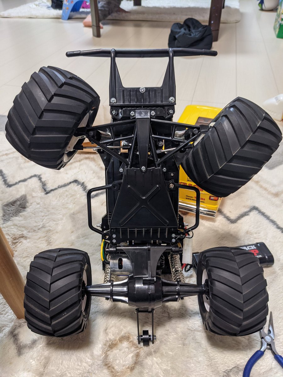 P P D على تويتر 切れ角 舵角 最初に走らせて思ったのがまず曲がらない スピード出すほど曲がらない アップライト の加工逆付けとサーボセイバーの交換で切れ角アップできたがワイルドウイリーのアップライトが付くってことでそちらを選択 左がノーマル 右が切れ角