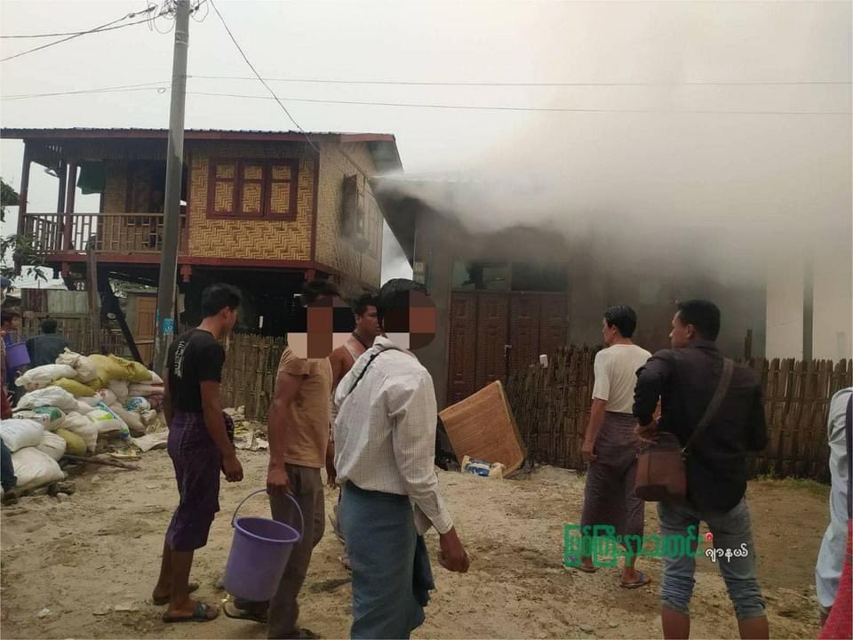nslwin's tweet photo. Myitkyina, Kachin State:

• Terrorists (#Myanmar security forces) set a house on fire in Rampu Ward after violently crackdown on protesters. 

• A house next to the house caught fire but the residents were able to put out the fire.

#WhatsHappeningInMyanmar #Mar30Coup https://t.co/G00jlJlAYi