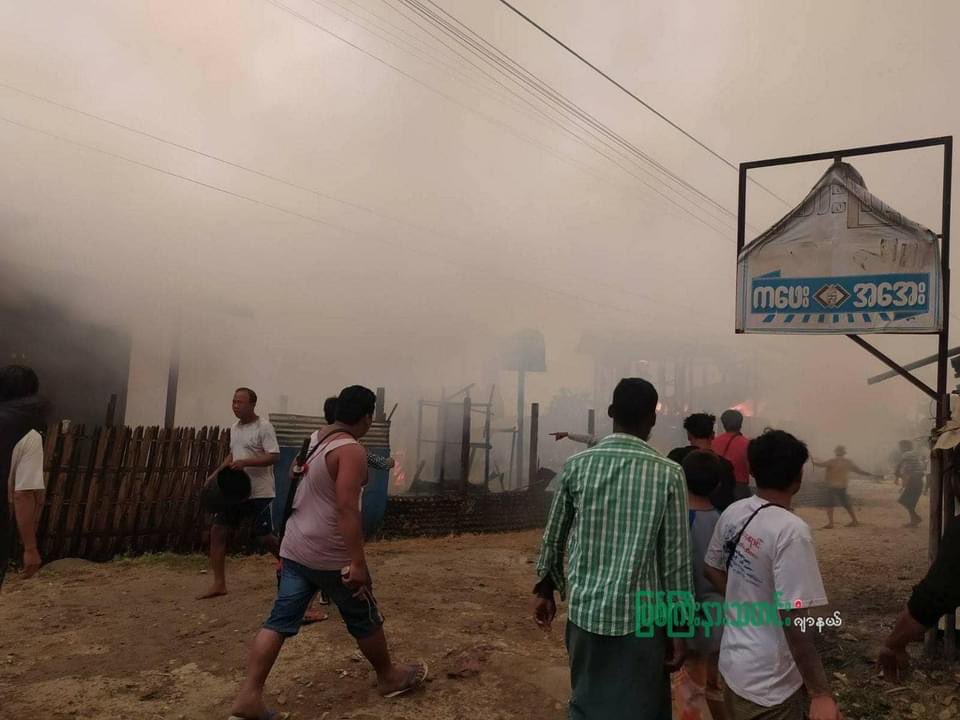 nslwin's tweet photo. Myitkyina, Kachin State:

• Terrorists (#Myanmar security forces) set a house on fire in Rampu Ward after violently crackdown on protesters. 

• A house next to the house caught fire but the residents were able to put out the fire.

#WhatsHappeningInMyanmar #Mar30Coup https://t.co/G00jlJlAYi