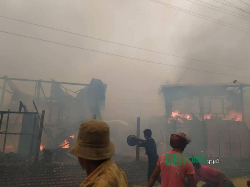 nslwin's tweet photo. Myitkyina, Kachin State:

• Terrorists (#Myanmar security forces) set a house on fire in Rampu Ward after violently crackdown on protesters. 

• A house next to the house caught fire but the residents were able to put out the fire.

#WhatsHappeningInMyanmar #Mar30Coup https://t.co/G00jlJlAYi