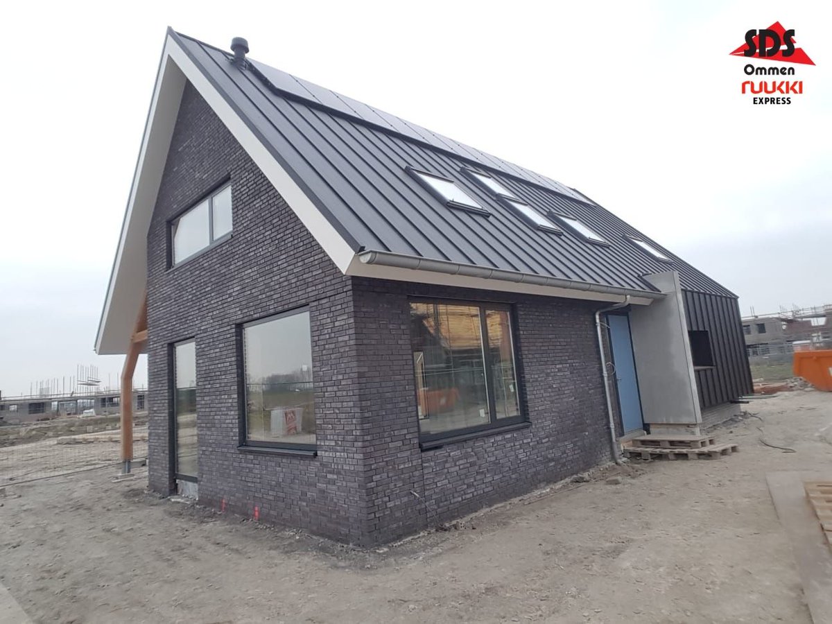 Mooi project met het Ruukki Classic Felssysteem!

In opdracht hebben wij voor moderne nieuwbouwwoningen de Classic Felsbanen geleverd.

#sdsommen #ruukki #daksysteem #gevelsysteem #felsbanen #staal #nieuwbouwproject #nieuwbouw #duurzaambouwen #sustainability #kwaliteit