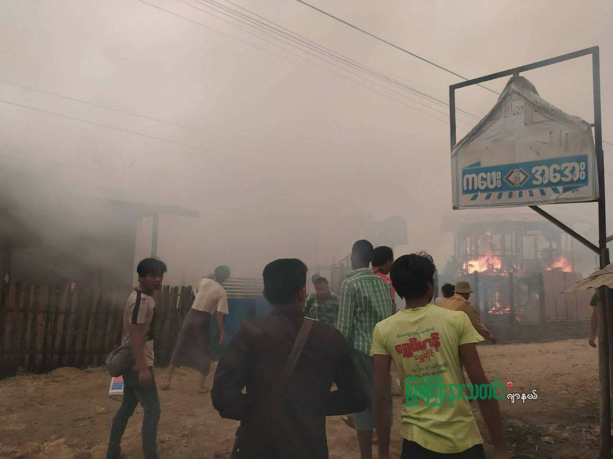 AlicccAP's tweet photo. 📍Myitkyina,Kachin
JUNTA TERRORISTS set fire to a house in Rampu area after brutal crakdown the strike where one was killed &amp; many are injured.Fortunately, residents are able to put out the fire 
Source-Myitkyina News
ABOMINABLE CRUELTY 
#WhatsHappeningInMyanmar #Mar30Coup https://t.co/dXI3Nrn35t