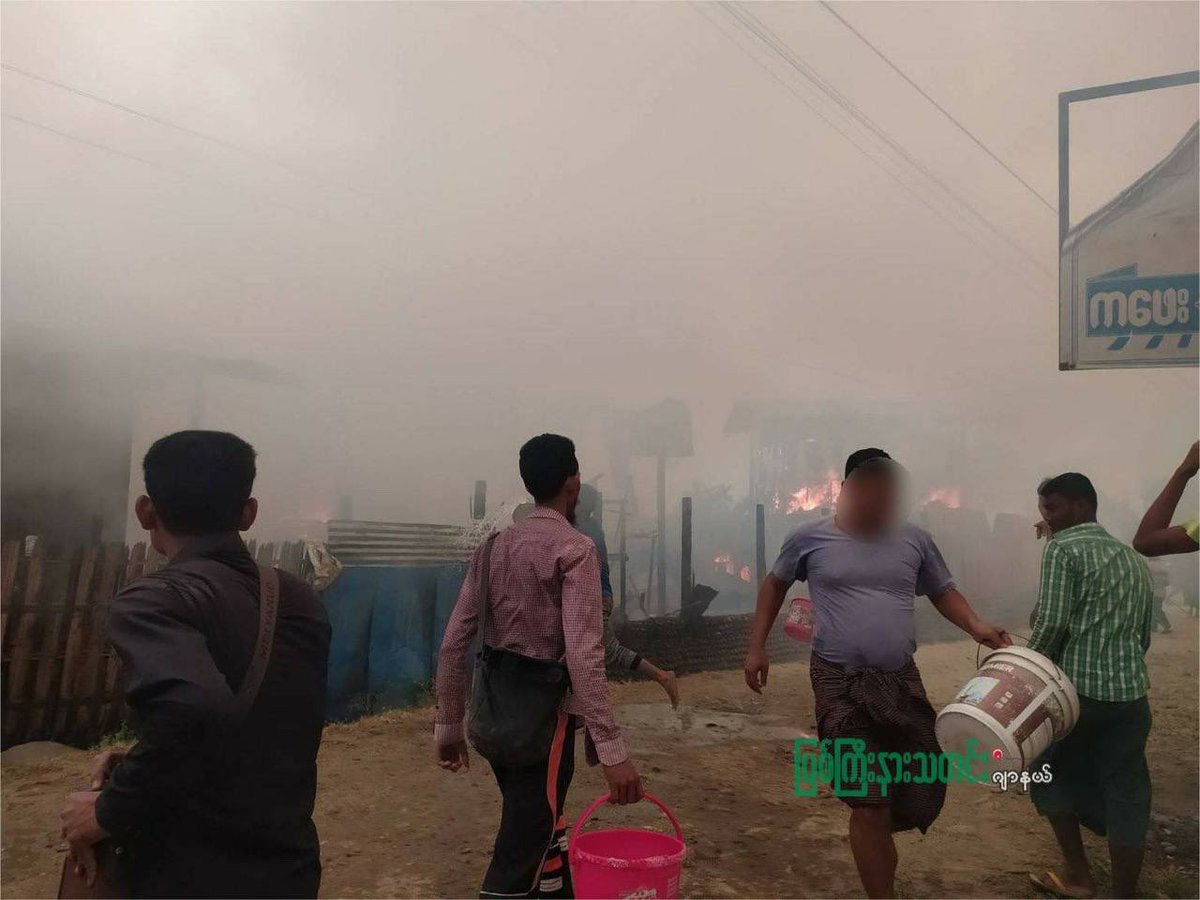AlicccAP's tweet photo. 📍Myitkyina,Kachin
JUNTA TERRORISTS set fire to a house in Rampu area after brutal crakdown the strike where one was killed &amp; many are injured.Fortunately, residents are able to put out the fire 
Source-Myitkyina News
ABOMINABLE CRUELTY 
#WhatsHappeningInMyanmar #Mar30Coup https://t.co/dXI3Nrn35t
