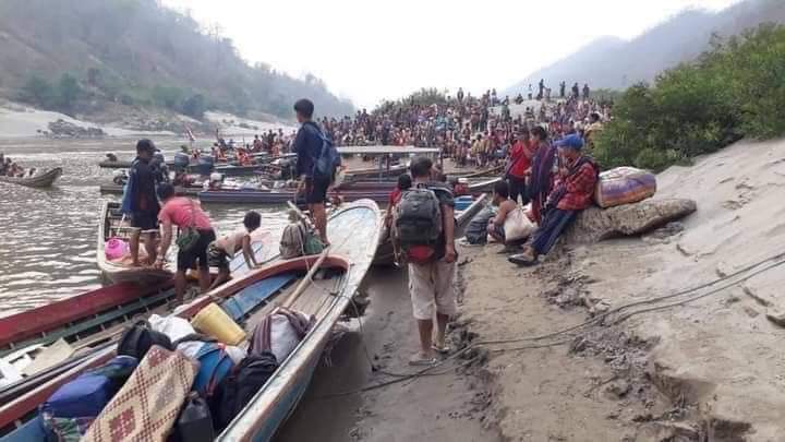 Mayzunaung11's tweet photo. Karen refugees, fleeing from military terrroists airstrikes, are forced to return by the Thai army. It is against the international refugee law to forcibly  sending people back into a conflict zone. Stop the illegal act @MFAThai!! #WhatsHappeningInMyanmar #Mar30Coup https://t.co/UzPNt39iQk