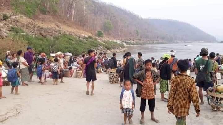 Mayzunaung11's tweet photo. Karen refugees, fleeing from military terrroists airstrikes, are forced to return by the Thai army. It is against the international refugee law to forcibly  sending people back into a conflict zone. Stop the illegal act @MFAThai!! #WhatsHappeningInMyanmar #Mar30Coup https://t.co/UzPNt39iQk