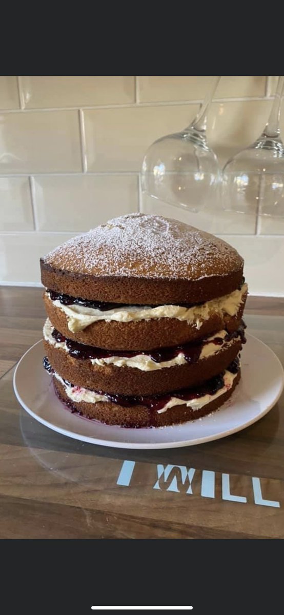 ess08527138's tweet photo. Home made Victoria sponge #cake #tower #fourLayers https://t.co/89VSfLpICj