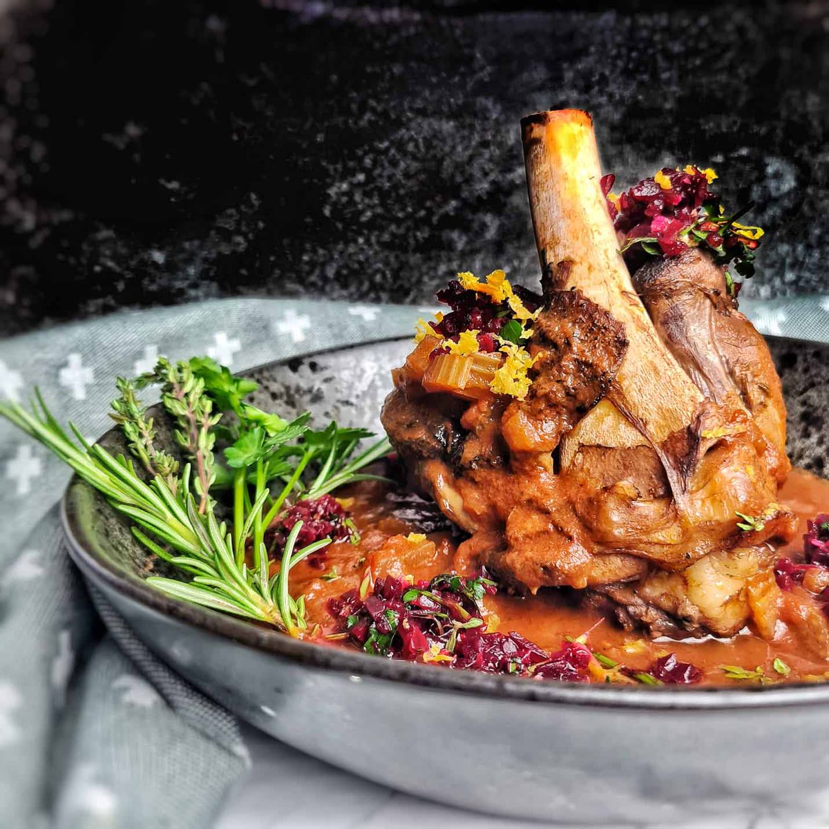 IK_ookt's tweet photo. #paasrecept | #Lamsschenkel met #gremolata van #biet

https://t.co/ixOE9ClE94

#pasen #pasen2021 #paasrecept #lamsvlees #lamsschenkel #slowcooked #fallingoffthebone #langzaamgegaard #lamb #lambrecipes #lambshank #beetroot #bieten #kroten #paaseten #paasgerechten #paasfeest https://t.co/29OnXQNyTa