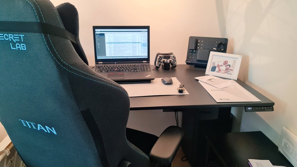 victorcvb's tweet photo. Finally I have my own lab #Secretlab and desk #omnidesk.
#secretlabtitan #zeroelectric https://t.co/PDGySvTR8S