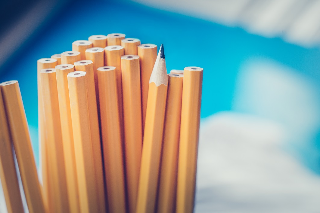 Monesti saa lukea, että höpinää on somessa tarjolla. Onneksi on myös tutkittua tietoa. Parhaimmillaan tutkittu tieto löytää tiensä koulutuksiin ja sitä kautta työelämän palvelukseen. Se on myös tämän koulutuksen tarkoitus.

uef.fi/fi/jatkuva-opp…

#johtaminen <a href="/UEFsmartforgood/">UEF | Jatkuva oppiminen</a>