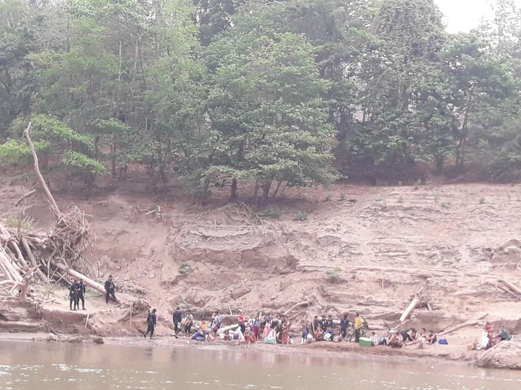 hninyadanazaw's tweet photo. Thai authorities have forcibly repatriated more 520 ethnic Karen villagers who fled to the Thailand side from airstrikes by Myanmar junta today, Karen Information Center says. Over 2000 ethnic villagers were turned back into Myanmar on Monday.
#WhatsHappeningInMyanmar https://t.co/6UUQIH3Bc2