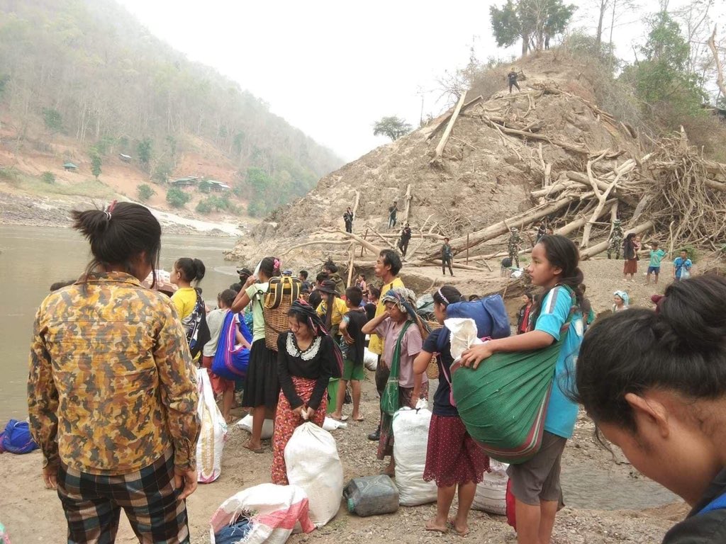 hninyadanazaw's tweet photo. Thai authorities have forcibly repatriated more 520 ethnic Karen villagers who fled to the Thailand side from airstrikes by Myanmar junta today, Karen Information Center says. Over 2000 ethnic villagers were turned back into Myanmar on Monday.
#WhatsHappeningInMyanmar https://t.co/6UUQIH3Bc2