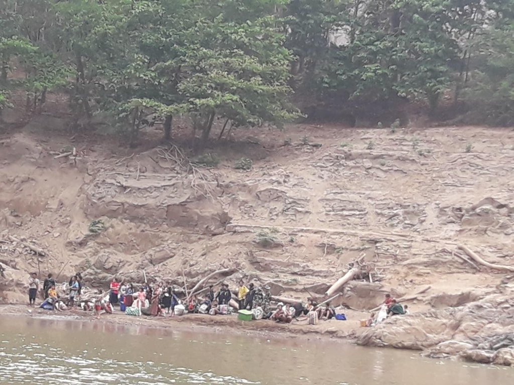 hninyadanazaw's tweet photo. Thai authorities have forcibly repatriated more 520 ethnic Karen villagers who fled to the Thailand side from airstrikes by Myanmar junta today, Karen Information Center says. Over 2000 ethnic villagers were turned back into Myanmar on Monday.
#WhatsHappeningInMyanmar https://t.co/6UUQIH3Bc2