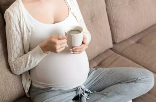 Una investigación publicada en 'JAMA Network Open' advierte de la relación entre el consumo de cafeína ☕️ en el #embarazo y el peso del bebé 👶al nacer vía <a href="/infosalus_com/">Infosalus</a> 

▶▶ bit.ly/3uciZKp