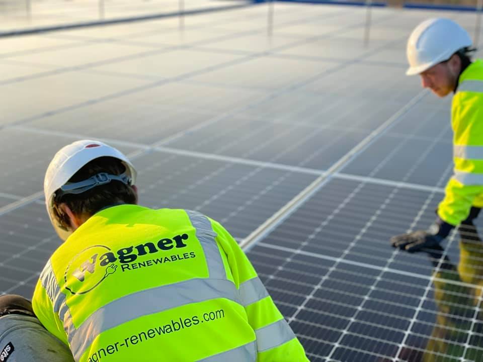 PowerPlanetUK's tweet photo. Over the past 6 weeks our installation teams have been installing solar panels in Dartmouth and near Oxford.
During this time we have installed;
☀️1320 solar panels
☀️This equals 538120W 
☀️661 module optimisers
☀️Over 5000 roof brackets
☀️Almost 11.5km of DC cable https://t.co/gbN4Fu8n1W