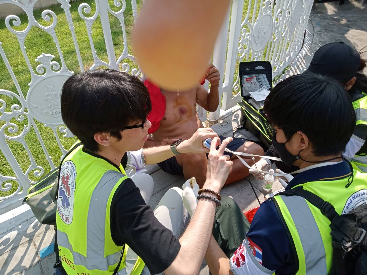 VolunteerMedTH's tweet photo. วันนี้ #ม็อบ30มีนา ทีม
 🚑@VolunteerMedTH ณ ตอนนี้ยังไม่ตั้งจุดนะคะ จะเป็น mobile ค่อยเดินสำรวจผู้ได้รับบาดเจ็บ หากเห็นเสื้อกั๊กสีเขียว ให้เรียกทีมแพทย์ได้เลยค่า https://t.co/B3fZosrSqJ