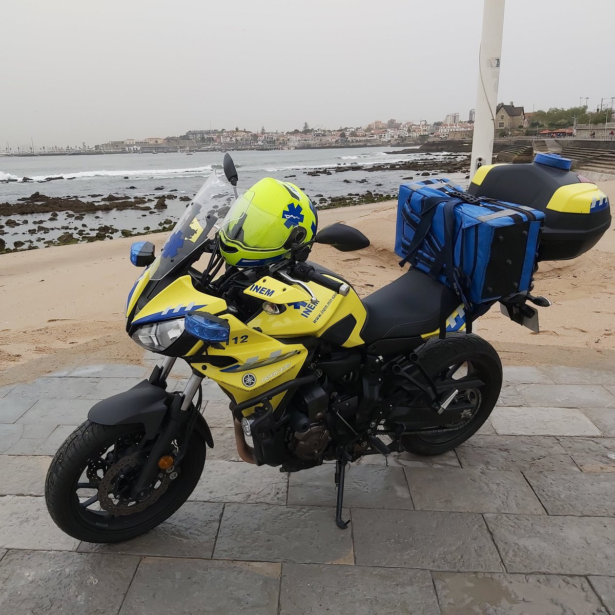 _Ricardo_Neves_'s tweet photo. Hoje sem sol mas nós estamos cá por quem mais precisa.@INEMtwitting @YamahaMotor_pt @_Ricardo_Neves_ #memcascais #cascais #INEM #medicalemergency #paredãocascais #yamaha #tracer700 #yamahaportugal https://t.co/FQeiqbNhZk