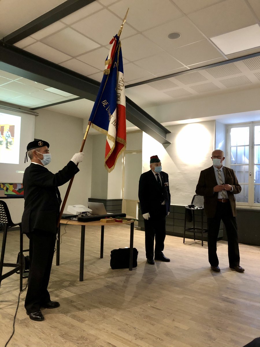 DMD_43's tweet photo. École de Jeunes Porte-Drapeaux au collège St-Louis du Puy-en-Velay. Module théorique pour les classes de 4ème.@Defense_Sud_Est @Edef_Clermont @villedupuy https://t.co/RW9rIdW58K