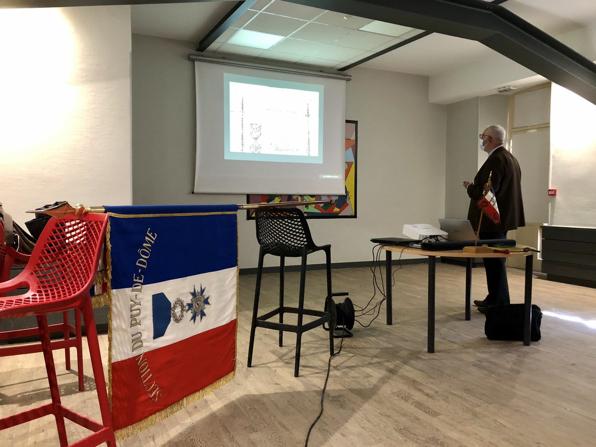 DMD_43's tweet photo. École de Jeunes Porte-Drapeaux au collège St-Louis du Puy-en-Velay. Module théorique pour les classes de 4ème.@Defense_Sud_Est @Edef_Clermont @villedupuy https://t.co/RW9rIdW58K
