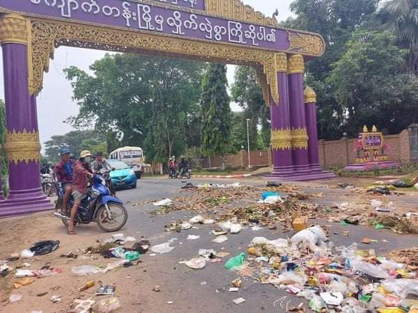 XueMei01's tweet photo. In KyaukTan township, residents take part in one of Civil Disobedience campaign called  "Garbage Strike " today !

ABOMINABLE CRUELTY

#WhatsHappeningInMyanmar 
#Mar30Coup https://t.co/bDPHeTHpwx