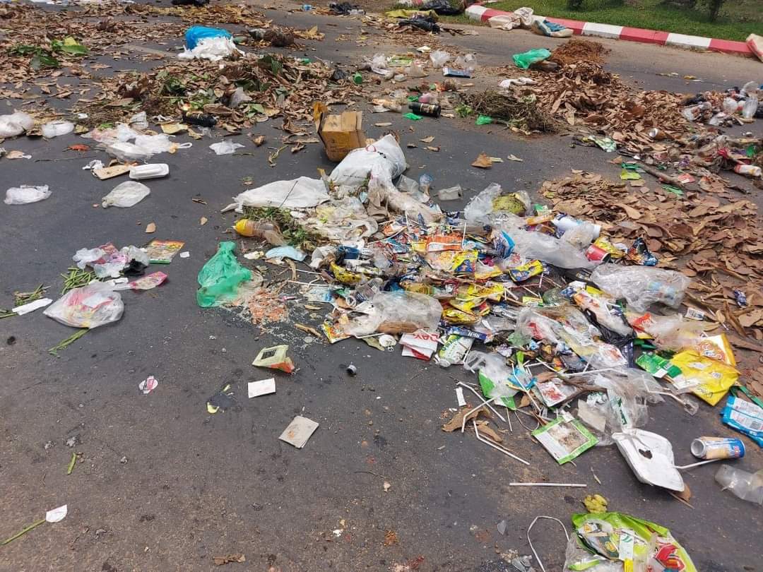 XueMei01's tweet photo. In KyaukTan township, residents take part in one of Civil Disobedience campaign called  "Garbage Strike " today !

ABOMINABLE CRUELTY

#WhatsHappeningInMyanmar 
#Mar30Coup https://t.co/bDPHeTHpwx