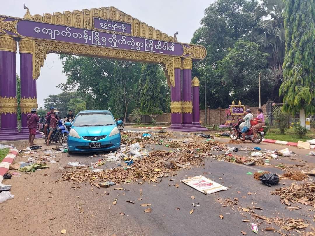 XueMei01's tweet photo. In KyaukTan township, residents take part in one of Civil Disobedience campaign called  "Garbage Strike " today !

ABOMINABLE CRUELTY

#WhatsHappeningInMyanmar 
#Mar30Coup https://t.co/bDPHeTHpwx