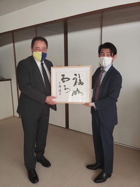 KorsunskySergiy's tweet photo. 今日は山本先生との書道の2回目のレッスンでした。私のバージョンの福が生まれました））素晴らしい先生、素晴らしい経験。 https://t.co/YZNhfayNJg