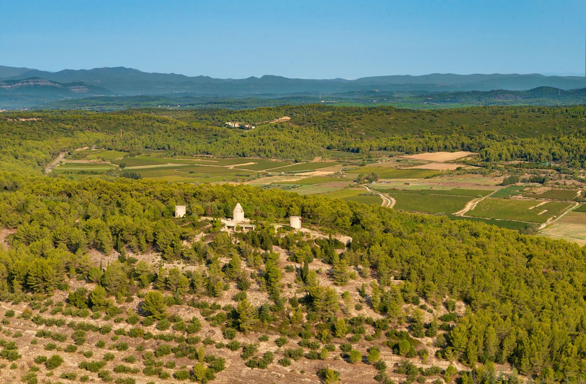 Cap sur la destination "Pays de Sommières" avec cette vue plongeante sur les Moulins du Roc de Gachone.
Reportage photos aériennes réalisé par Gard Tourisme
Crédit photo 📸 ©J.M. ANDRE – GARD TOURISME
<a href="/Gard/">Conseil départemental du Gard</a> <a href="/OTSommieres/">OT Pays Sommières</a> #Sommières #LeGardLeSud