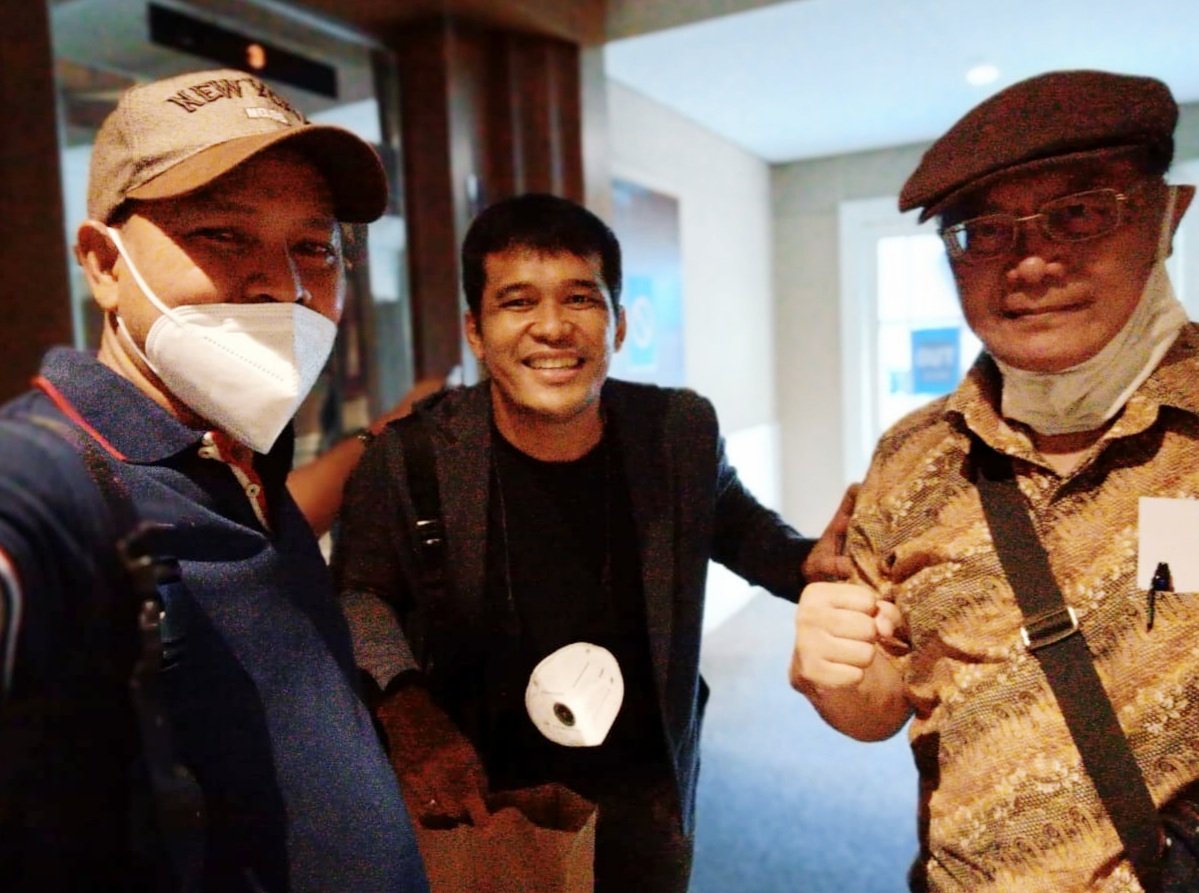 yan_widjaya's tweet photo. Bersama rekan wartawan Benny Benke menyambut Ketua IFDC (Indonesia Film Director Club) Ifa Isfansyah (sutradara #Losmen/2021) di acara #PanjangΓLebar, bioskop Metropole, Jakarta Pusat.
30 Maret 2021 https://t.co/Hpsl7Y3aGX