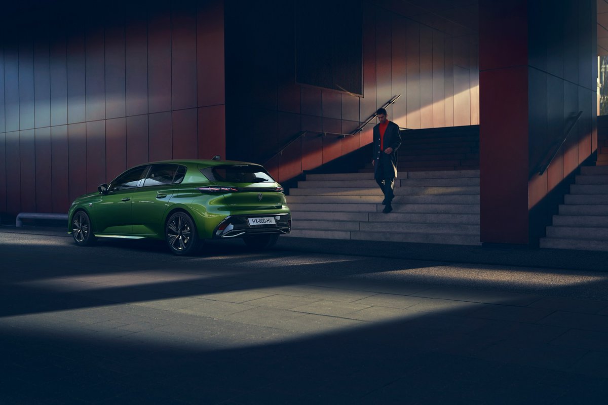 Dynamic lines from top to tail: here comes the New #Peugeot308 #PlugInHybrid