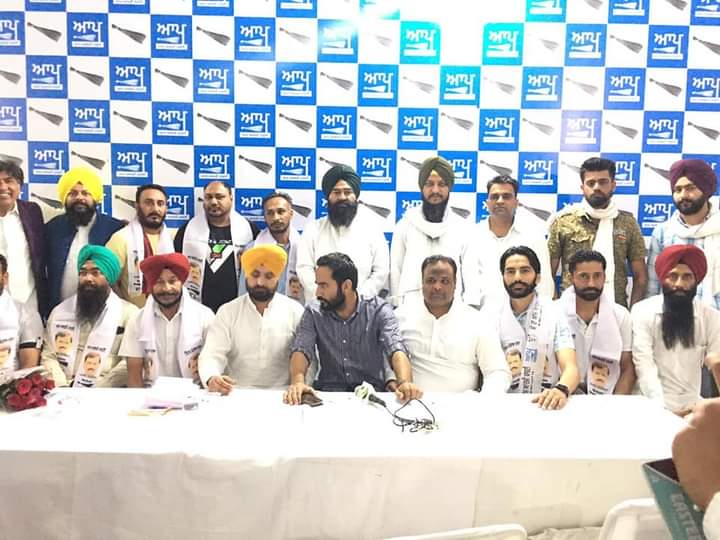 AAPPunjab's tweet photo. 'ਆਪ' ਦੇ ਪਰਿਵਾਰ 'ਚ ਹੋਇਆ ਵਾਧਾ!

ਆਮ ਆਦਮੀ ਪਾਰਟੀ ਦੀਆਂ ਕਿਸਾਨ, ਲੋਕ ਪੱਖੀ ਨੀਤੀਆਂ ਅਤੇ ਅਰਵਿੰਦ ਕੇਜਰੀਵਾਲ ਸਰਕਾਰ ਦੇ ਕੰਮਾਂ ਤੋਂ ਪ੍ਰਭਾਵਿਤ ਹੋ ਕੇ ਰਵਾਇਤੀ ਪਾਰਟੀਆਂ ਨੂੰ ਛੱਡ ਵੱਡੀ ਗਿਣਤੀ 'ਚ ਲੋਕ 'ਆਪ' 'ਚ ਸ਼ਾਮਲ ਹੋਏ। https://t.co/EIHl41kc2x