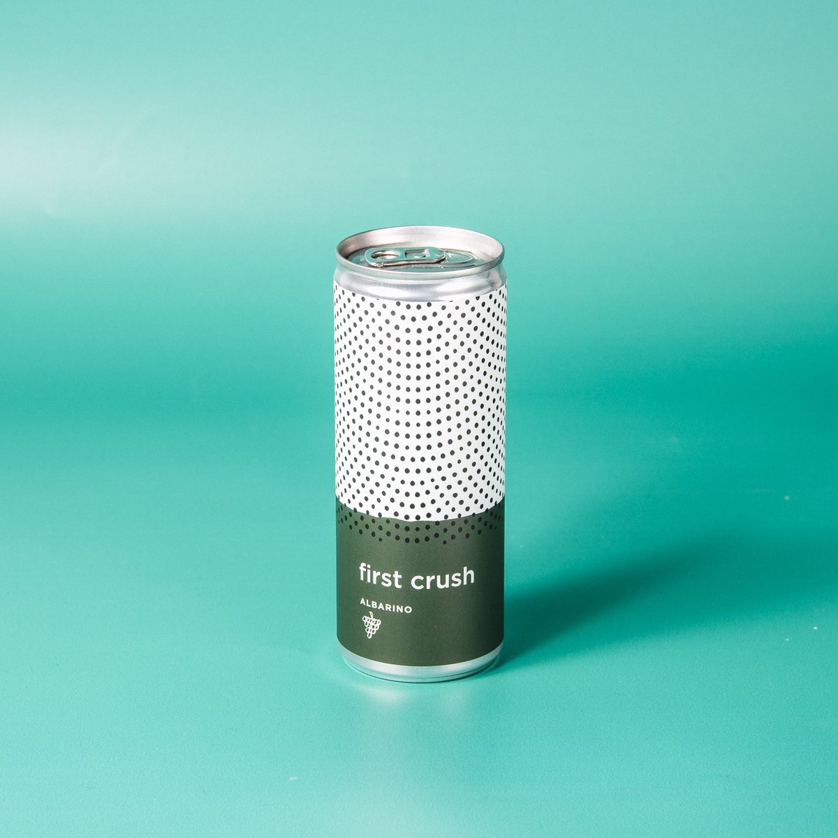 ReserveWinesUK's tweet photo. A classic Albariño, full of white stone fruits, zingy citrus and refreshing acidity - just in a can, for added eco credentials 💁‍♂️ https://t.co/FKRsZyfG7I https://t.co/JIsalDzwPv