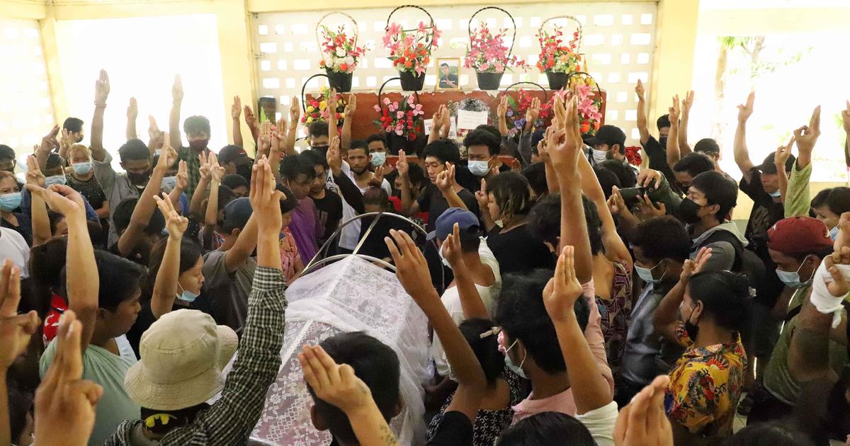 KenRoth's tweet photo. Following the weekend's carnage, as the Myanmar junta celebrated Armed Forces Day by shooting protesters, "thousands of people have reportedly fled across the border from Myanmar into neighboring Thailand." https://t.co/mAw87OCnOd https://t.co/ddVN7fYCaL