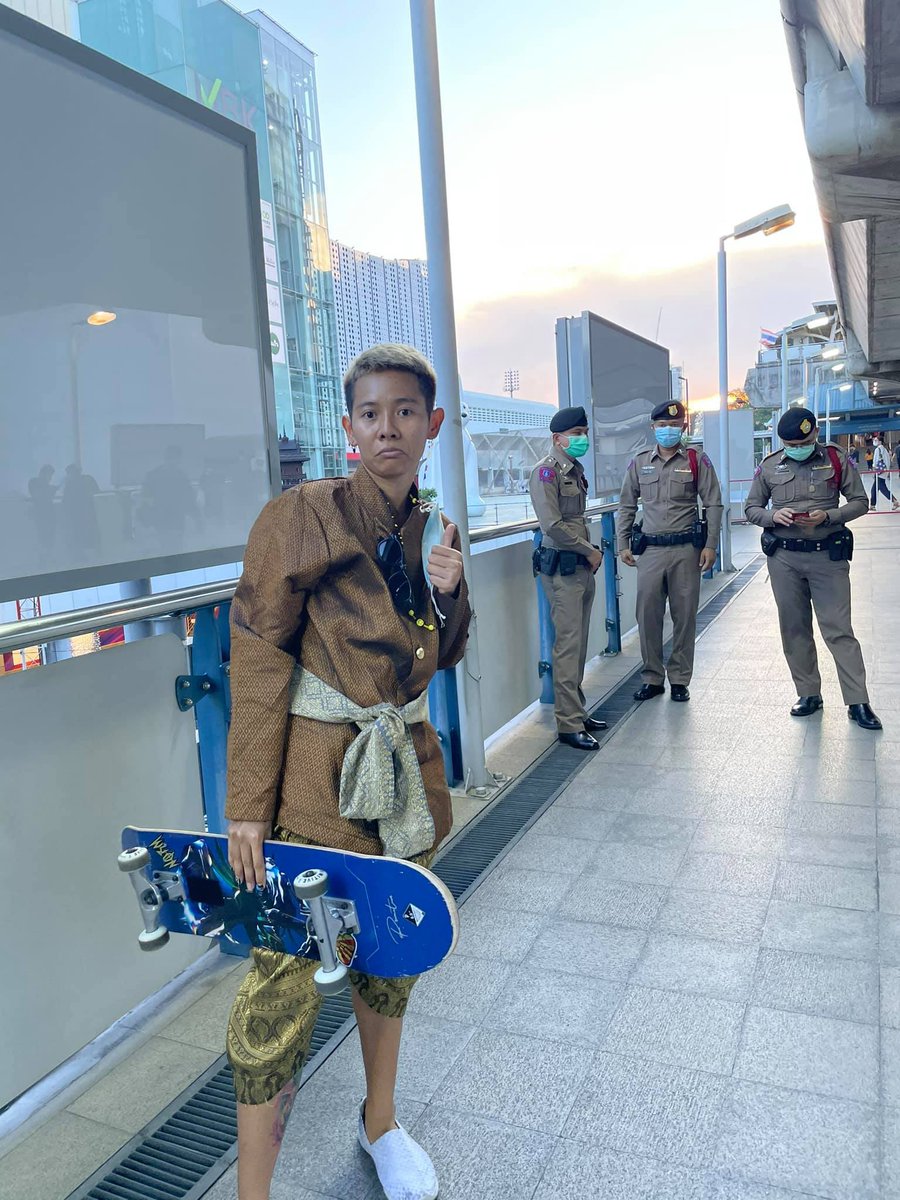 http_1day's tweet photo. อัยการเลื่อนนัดฟังคำสั่งคดี 112 พี่นิวส์จตุพร ที่ใส่ชุดไทยเดินแฟชันสีลม ออกไปเป็นวันที่ 31 พค 64 กุชอบที่พี่เค้ายืนยันเจตนาเดิมคือใส่ชุดไทยไปม็อบไม่ผิด!! แถมเพิ่มไอเท้ม surfskate ไปเป็นไม้กันหมาด้วย 555 ทับใจ #ม็อบ30มีนา #ยกเลิกม112 #หมู่บ้านทะลุฟ้า #ใส่ชุดไทยไถสเก็ต https://t.co/IPp4uEYWMh