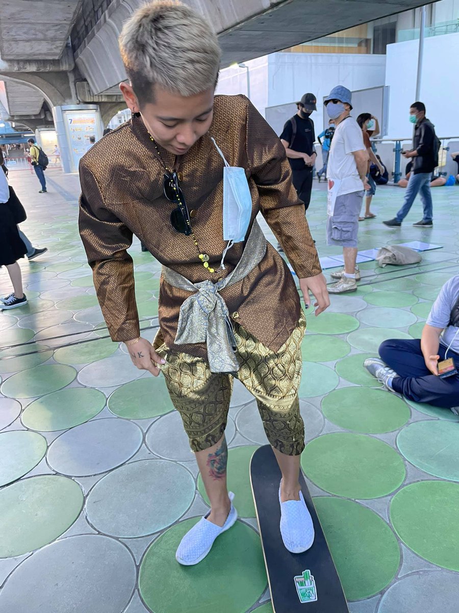 http_1day's tweet photo. อัยการเลื่อนนัดฟังคำสั่งคดี 112 พี่นิวส์จตุพร ที่ใส่ชุดไทยเดินแฟชันสีลม ออกไปเป็นวันที่ 31 พค 64 กุชอบที่พี่เค้ายืนยันเจตนาเดิมคือใส่ชุดไทยไปม็อบไม่ผิด!! แถมเพิ่มไอเท้ม surfskate ไปเป็นไม้กันหมาด้วย 555 ทับใจ #ม็อบ30มีนา #ยกเลิกม112 #หมู่บ้านทะลุฟ้า #ใส่ชุดไทยไถสเก็ต https://t.co/IPp4uEYWMh