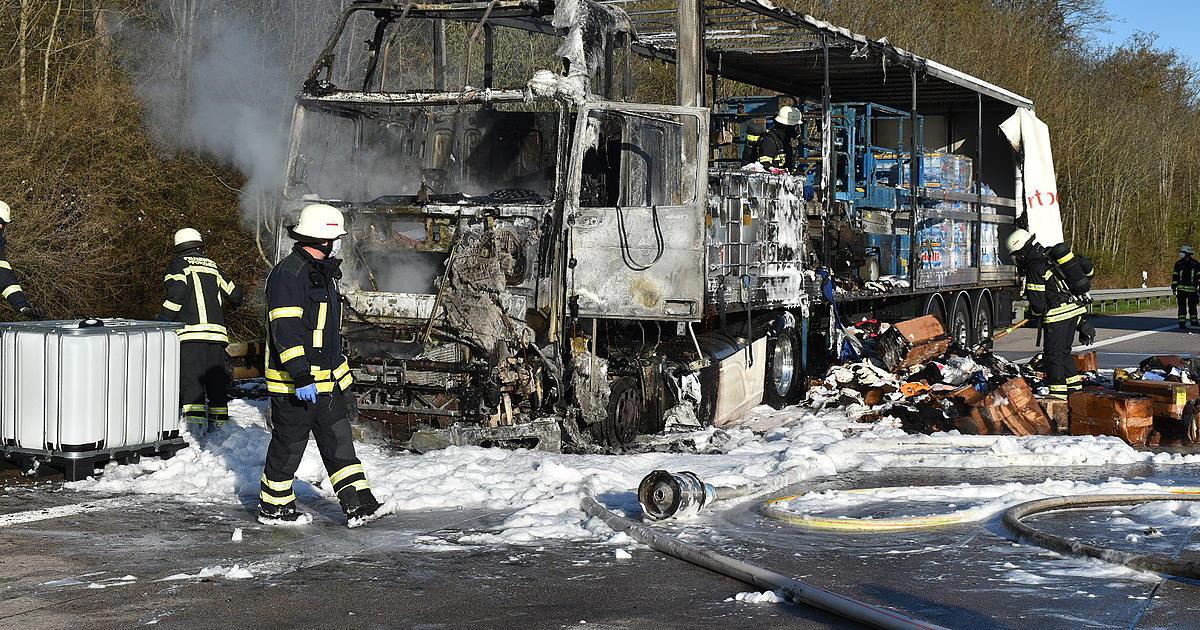 kanews's tweet photo. Die Bergungsarbeiten sollen noch bis 14 Uhr andauern. Bis dahin wird der Verkehr über die Ausfahrt Karlsbad umgeleitet. https://t.co/mesepqyHFe
#a8unfall #a8stau #unfallpforzheim #unfallkarlsruhe #a8lkw https://t.co/6w4SgFLkPN