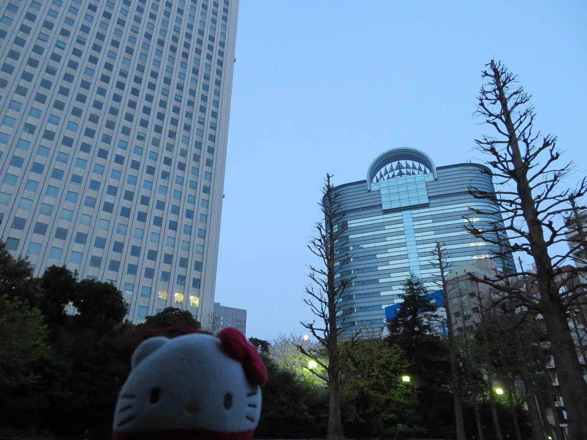 o2so5's tweet image. 欠けゆく月と散りゆく桜。
2021年3月30日コロナ禍の為、近所の東池袋中央公園にて撮影。
#月 #桜 #月が綺麗ですね #写真好きな人と繋がりたい #写真で伝える私の世界 #写真が好きな人と繋がりたい #写真撮るのが好きな人と繋がりたい #写真の奏でる私の世界 #写真好きと繋がりたい #東池袋中央公園