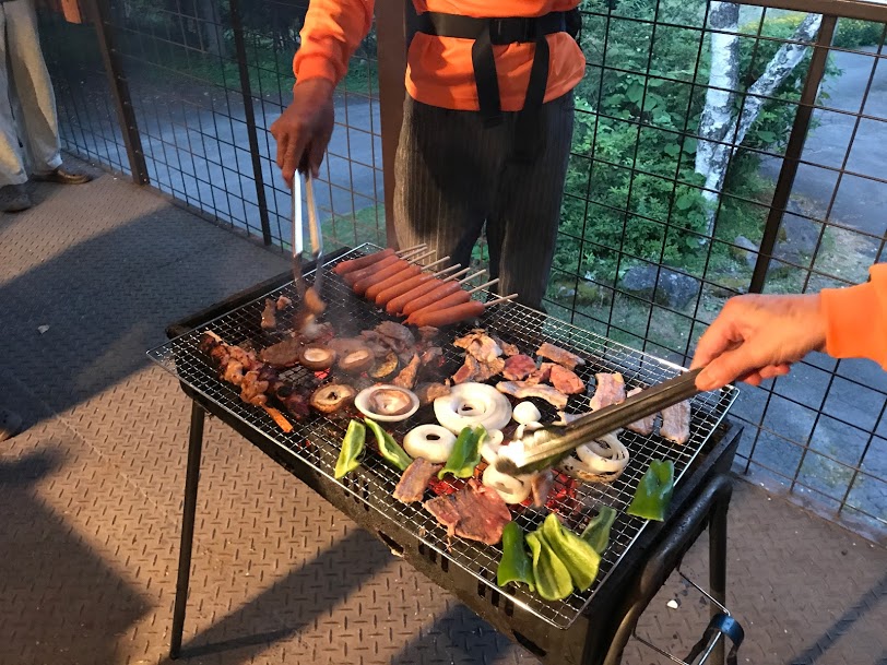 p_harmony's tweet photo. BBQを屋根付きデッキ（禁煙）で。雨でも安心。持ち込みor手ぶら、日帰りもOK。食材のみの持ち込みでOK/BBQ用品貸出/冷蔵庫・シンクあり/火起こしします/ゴミ捨て可/焚き火台複数メーカーあり/などなど/
BBQプランの一覧・詳細→ https://t.co/kcR0ppdiIZ https://t.co/YIVDmXulMv