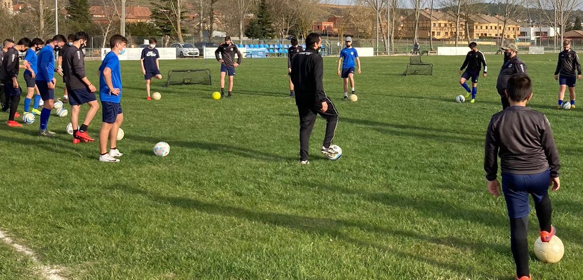 Coerver Coatching hizo de la sesión de tecnificación una tarde muy interesante, entretenida, divertida y donde todos aprendimos de las buenas prácticas que emplean. Esperamos repetir muy pronto. Damos la bienvenida a las once nuevas incorporaciones que se nos unieron ayer.