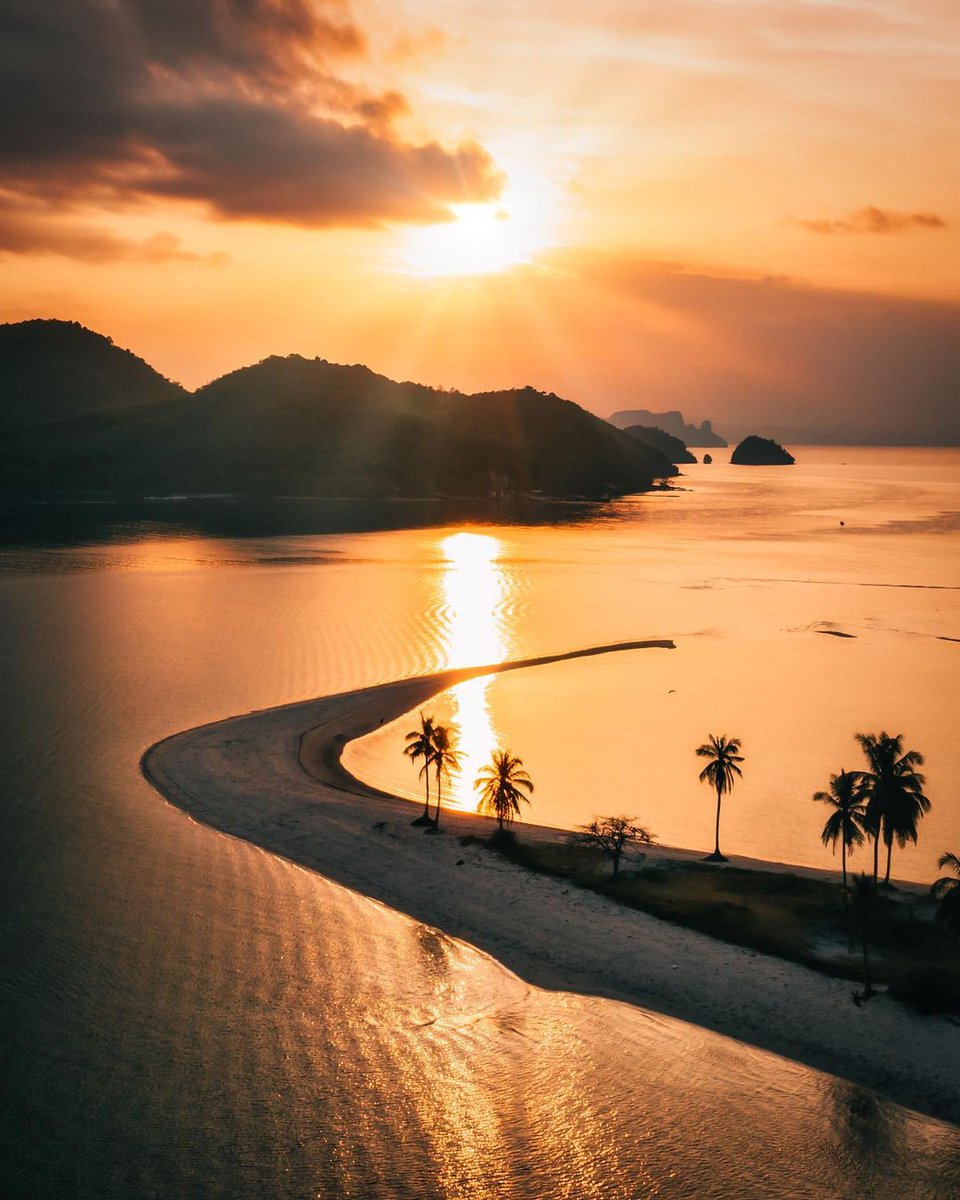 mathailande's tweet photo. Certains levers de soleil valent largement le coucher... Comme ici, à Ko Yao Yai !
Merci à "janderycke" pour cette superbe image...

#imissthailand #imisskoyaoyai #leverdesoleil #bancdesable #sunrise #sunriseoftheday #sunrisephotography #sunriselover https://t.co/elMFJaVkVP